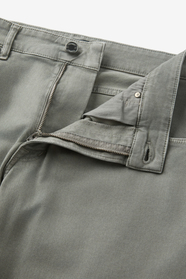 PT 토리노 5포켓 데님은 남성용 바지로, 일상과 비즈니스 캐주얼룩에 모두 활용하기 좋은 아이템입니다. 그레이 컬러의 무지 디자인으로, 어떤 상의에도 쉽게 매치하여 미니멀하고 클래식한 스타일을 연출할 수 있습니다. 레귤러핏으로 제작되어 편안한 착용감을 제공하며, 사계절 모두 활용 가능한 데님 소재로 제작되었습니다. 5포켓 디자인으로 실용성을 더했으며, 출근룩에도 잘 어울리는 세련된 디자인이 특징입니다.
