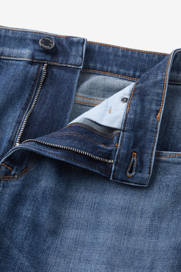 PT 토리노 코튼 캐시미어 데님은 부드러운 촉감과 보온성을 갖춘 남성용 데님 팬츠입니다. 빈티지하면서도 캐주얼한 스타일을 연출하며, 레귤러핏으로 편안한 착용감을 선사합니다. 면과 캐시미어 혼방 소재로 제작되어 겨울철에도 따뜻하게 입을 수 있습니다. 워싱 디테일이 돋보이는 블루 컬러의 무지 디자인으로, 다양한 상의와 손쉽게 매치할 수 있습니다. 캐주얼, 클래식, 미니멀 스타일을 즐겨 입는 남성에게 추천합니다.
