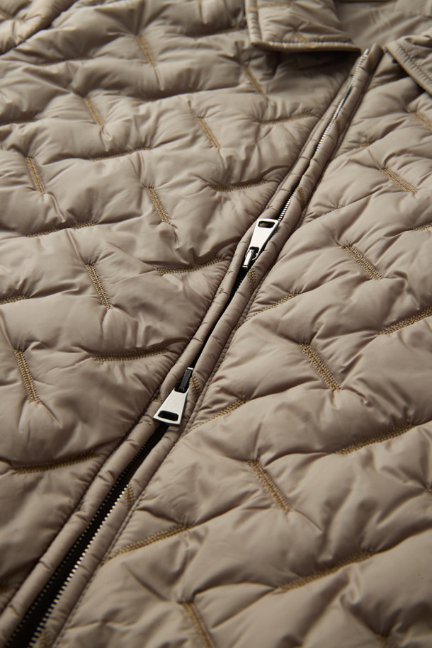 COSTUMEIN(코스튬인) 톰 퀼티드 점퍼는 남녀 모두 착용 가능한 캐주얼, 미니멀 스타일의 점퍼입니다. 퀼팅 처리된 베이지 컬러의 두꺼운 두께감으로 가을, 겨울 시즌에 적합하며, 출근룩으로 활용하기 좋습니다. 레귤러핏에 집업 여밈 방식이며, 긴 소매와 립 디테일이 특징입니다. 크롭 기장으로 세련된 핏을 연출하며, 다양한 스타일과 매치하여 클래식한 무드를 더할 수 있습니다.
