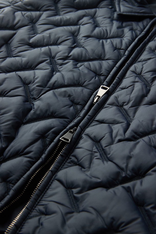 COSTUMEIN (코스튬인) 톰 퀼티드 점퍼는 남녀 모두 착용 가능한 캐주얼하고 미니멀한 스타일의 점퍼입니다. 봄, 가을에 어울리는 얇은 두께감과 가벼운 착용감으로 일상, 출근룩, 산책룩 등 다양한 TPO에 활용하기 좋습니다. 네이비 컬러의 퀼팅 패턴이 특징이며, 레귤러 핏과 긴 소매, 립 디테일이 편안하고 세련된 분위기를 연출합니다. 집업 스타일로 간편하게 착용 가능하며, 경량 소재로 제작되어 활동성을 높였습니다.
