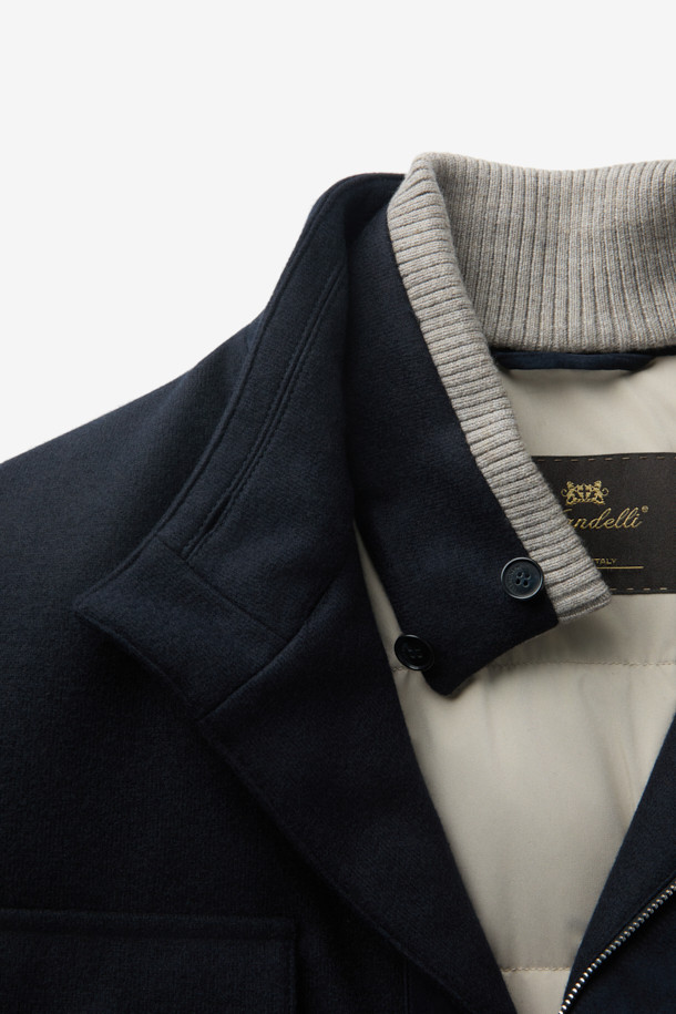 Mandelli(만델리) 캐시미어 4포켓 구스 다운은 남성용 겨울 아우터로, 일상과 TPO(출근룩, 비즈니스 캐주얼, 모임룩) 모두에 잘 어울리는 클래식하고 미니멀한 스타일을 연출합니다. 네이비 컬러의 무지 디자인에 레귤러핏으로 제작되었으며, 두꺼운 두께감과 부드러운 캐시미어 소재를 사용하여 고급스러운 촉감을 선사합니다. 4포켓 디자인과 버튼 여밈 방식으로 클래식한 멋을 더했으며, 긴 소매 기장과 구스다운 충전재로 보온성을 높였습니다. 럭셔리한 외관을 자랑하며, 겨울철 스타일과 보온성을 동시에 만족시키는 아이템입니다.
