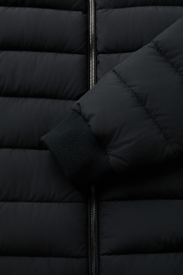 MOORER(무레르) 브란카 경량 다운은 봄, 가을 간절기에 활용하기 좋은 여성용 아우터입니다. 블랙 컬러의 무지 디자인으로 미니멀하고 베이직한 스타일을 연출하며, 출근룩과 캐주얼 스타일 모두에 잘 어울립니다. 얇고 부드러운 나일론 소재를 사용하여 가볍고 편안한 착용감을 제공하며, 크롭 기장과 레귤러핏으로 세련된 실루엣을 완성합니다. 집업 스타일의 숏패딩으로 긴 소매 디자인과 경량 보온 기능을 갖춰 간절기 날씨 변화에 유연하게 대응할 수 있습니다.
