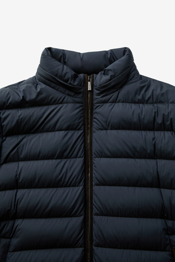 무레르(MOORER) 유리코 후디 경량 다운 자켓입니다. 네이비 컬러의 캐주얼하고 미니멀한 디자인으로, 겨울철 출근룩에 적합합니다. 얇은 두께감과 부드러운 촉감의 나일론 소재를 사용하여 편안한 착용감을 선사합니다. 집업 스타일의 레귤러핏 후드 자켓으로, 가죽 트리밍 디테일이 돋보입니다. 경량 및 보온 기능을 갖춘 실용적인 아이템입니다.
