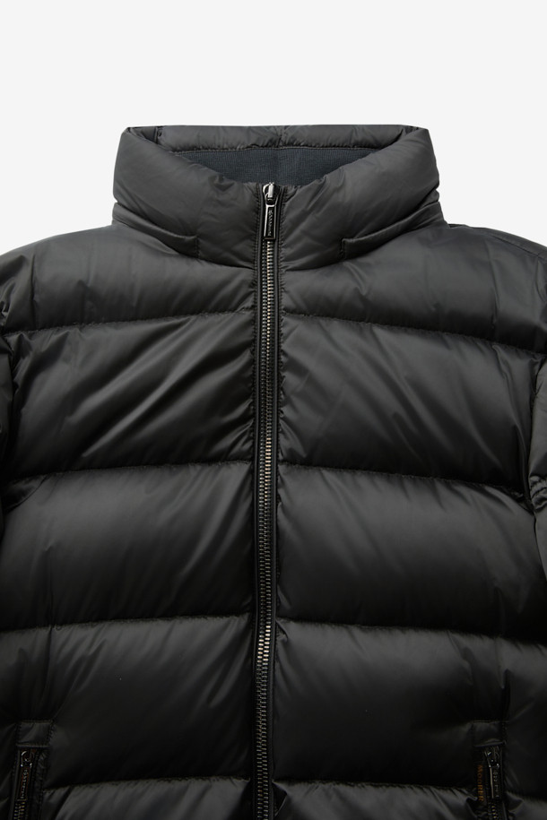 무레(MOORER) 브렛 후디 푸퍼 다운은 겨울철 캐주얼 스타일을 위한 필수 아이템입니다. 오버핏으로 제작되어 편안한 착용감을 선사하며, 후드와 볼륨감 있는 디자인이 돋보입니다. 무지 블랙 컬러와 숏 기장으로 어떤 옷에도 쉽게 매치할 수 있습니다. 보온성이 뛰어난 구스다운 소재를 사용하여 추운 날씨에도 따뜻하게 몸을 보호해 줍니다. 집업 여밈 방식과 긴 소매는 활동성을 더하며 부드러운 촉감으로 편안함을 더합니다.
