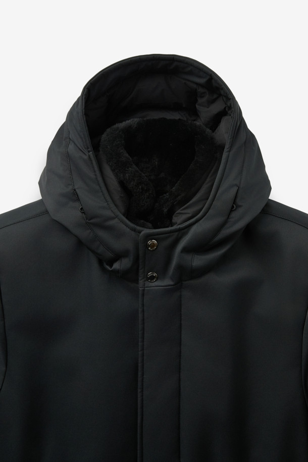 MOORER(무레르) 바네스 카라 퍼 헤비 다운은 겨울철 출근룩을 위한 클래식하고 미니멀한 스타일의 구스다운 점퍼입니다. 풍성한 퍼 카라가 돋보이며, 퀼팅 처리된 안감과 레귤러핏으로 제작되어 부드러운 촉감과 뛰어난 보온성을 제공합니다. 지퍼형 여밈 방식과 긴 소매 기장으로 편안함을 더했으며, 블랙 컬러의 무지 디자인으로 어떤 옷에도 쉽게 매치할 수 있습니다. 두꺼운 두께감의 헤비 다운으로 추운 날씨에도 따뜻하게 착용할 수 있습니다.
