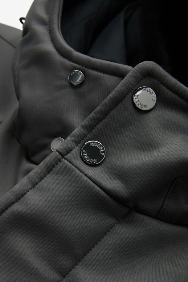 무어러 바네스 카라 퍼 헤비 다운은 겨울철 당신의 스타일을 책임질 헤비 구스다운 점퍼입니다. 블랙 컬러의 무지 디자인으로, 클래식하면서도 미니멀하고 시크한 스타일을 연출합니다. 레귤러핏과 레귤러 기장으로 편안한 착용감을 제공하며, 지퍼 여밈 방식으로 간편하게 입고 벗을 수 있습니다. 카라 퍼 디테일과 퀼팅 안감이 특징이며, 보온 기능을 갖춰 출근룩이나 연말 모임룩에 모두 잘 어울립니다. 부드러운 촉감의 구스다운 소재로 제작되어 뛰어난 보온성을 선사합니다.
