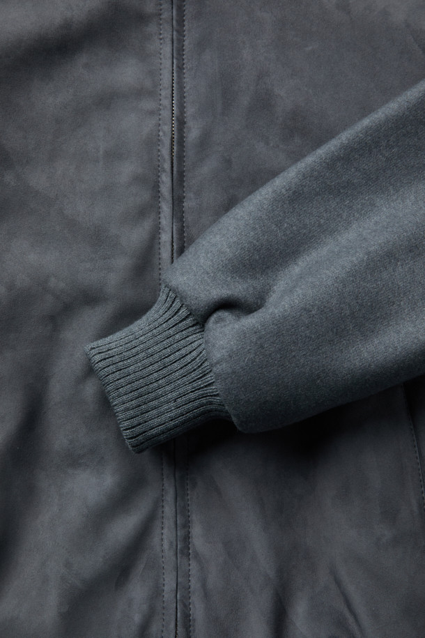 Mandelli(만델리) 스웨이드 캐시미어 져지는 부드러운 촉감과 두꺼운 두께감으로 가을, 겨울철 따뜻하게 착용하기 좋은 남성 블루종입니다. 클래식하고 미니멀한 디자인에 그레이 컬러, 무지 패턴으로 어떤 스타일에도 잘 어울립니다. 레귤러핏으로 제작되었으며, 져지 소매와 염소가죽을 사용하여 고급스러움을 더했습니다. 집업 스타일이며, 출근룩, 비즈니스 캐주얼, 모임룩 등 다양한 TPO에 활용할 수 있습니다. 
