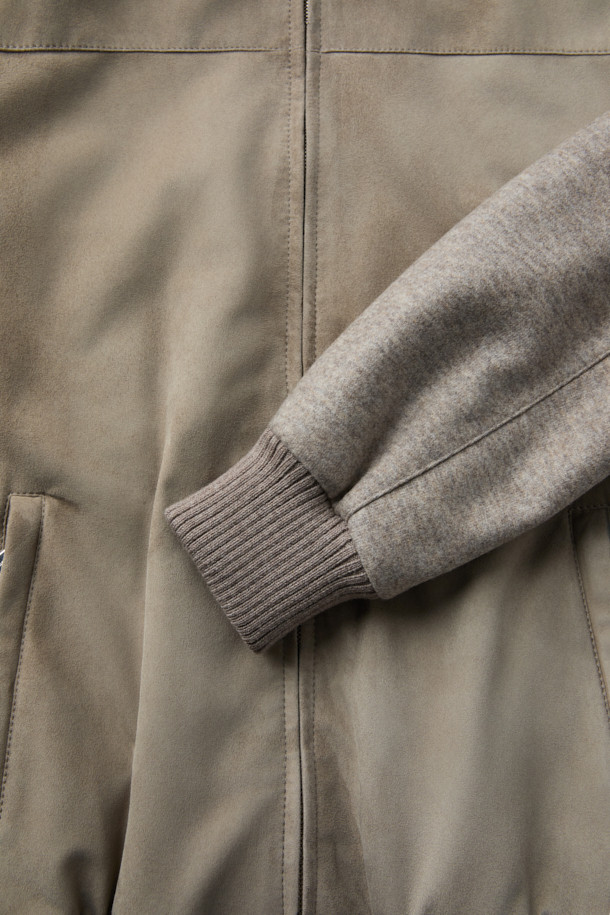 Mandelli(만델리) 스웨이드 캐시미어 져지는 부드러운 촉감과 보온성을 자랑하는 아우터입니다. 가을, 겨울 시즌에 어울리는 두꺼운 두께감으로 클래식하고 미니멀한 스타일을 연출합니다. 베이지, 그레이 두 가지 색상으로 출시되었으며, 레귤러 핏의 집업 스타일로 편안하게 착용 가능합니다. 특히 소매 부분의 캐시미어 져지 소재가 고급스러움을 더하며, 데이트룩, 출근룩, 모임룩 등 다양한 TPO에 활용 가능합니다. 시크한 매력을 뽐내고 싶은 날, Mandelli(만델리) 스웨이드 캐시미어 져지를 선택해 보세요.
