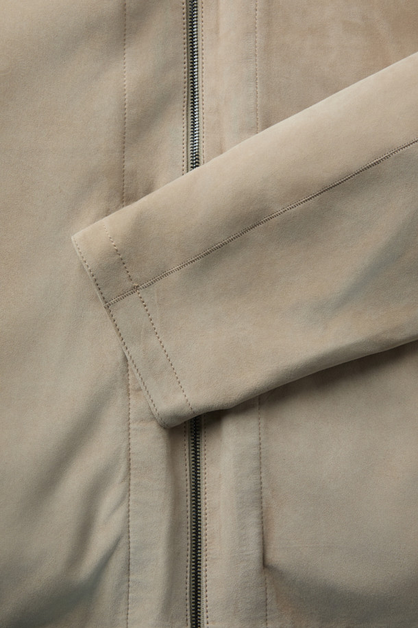 GALLOTTI(갈로티) 스웨이드 패딩 후디 아우터는 가을과 겨울에 따뜻하게 착용할 수 있는 남성용 점퍼입니다. 부드러운 스웨이드와 양가죽 소재로 제작되어 고급스러운 촉감을 선사하며, 레귤러핏으로 편안한 착용감을 제공합니다. 캐주얼 스타일의 무지 디자인에 후드, 긴소매, 집업 여밈 방식이 적용되어 실용성을 더했습니다. 두꺼운 두께감과 패딩 안감으로 보온성을 높였으며, 미니멀하고 클래식한 스타일을 연출하기 좋습니다. 베이지 컬러로 다양한 스타일에 매치하기 용이합니다.
