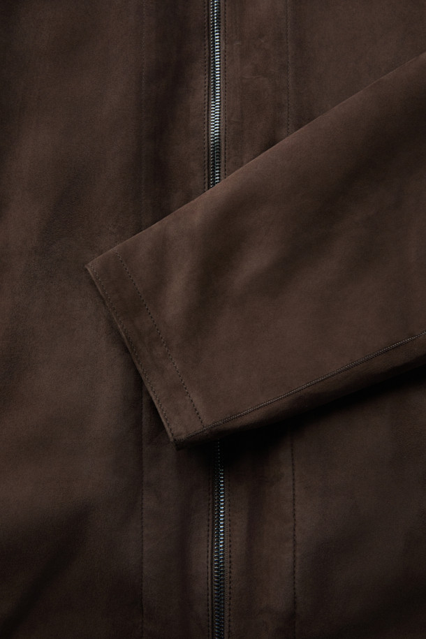 GALLOTTI(갈로티) 스웨이드 패딩 후디 아우터는 부드러운 스웨이드 소재와 두꺼운 두께감으로 가을, 겨울철 따뜻함을 선사하는 여성용 점퍼입니다. 캐주얼한 무드의 브라운 컬러 무지 디자인에 긴 소매와 후드, 집업 여밈 방식으로 편안함을 더했습니다. 레귤러핏 크롭 기장으로 활동성을 높였으며, 여행룩과 캠핑룩, 캐주얼, 미니멀, 클래식 스타일 연출에 활용하기 좋습니다. 안감과 패딩 충전재로 보온성을 강화하여 추운 날씨에도 따뜻하게 착용할 수 있습니다.
