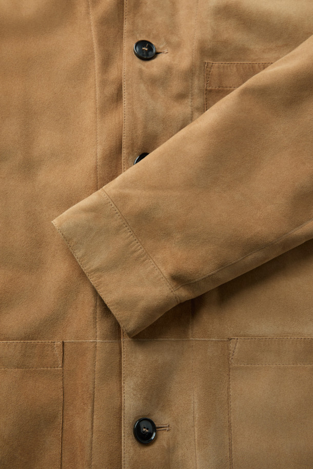 GALLOTTI(갈로티) 스웨이드 초어 재킷 카멜은 가을과 겨울, 당신의 품격을 높여줄 남성용 아우터입니다. 부드러운 스웨이드와 고급스러운 양가죽 소재로 제작되어 따뜻함과 편안한 착용감을 선사합니다. 클래식하고 베이직한 디자인에 카멜 컬러가 더해져 출근룩, 비즈니스 캐주얼, 모임룩 등 다양한 TPO에 활용 가능합니다. 레귤러핏, 싱글 버튼 여밈, 포켓 디테일이 돋보이며, 미니멀하고 시크한 스타일을 연출하기 좋습니다. 두꺼운 두께감과 패딩 안감으로 추운 날씨에도 따뜻하게 몸을 보호해 줍니다.
