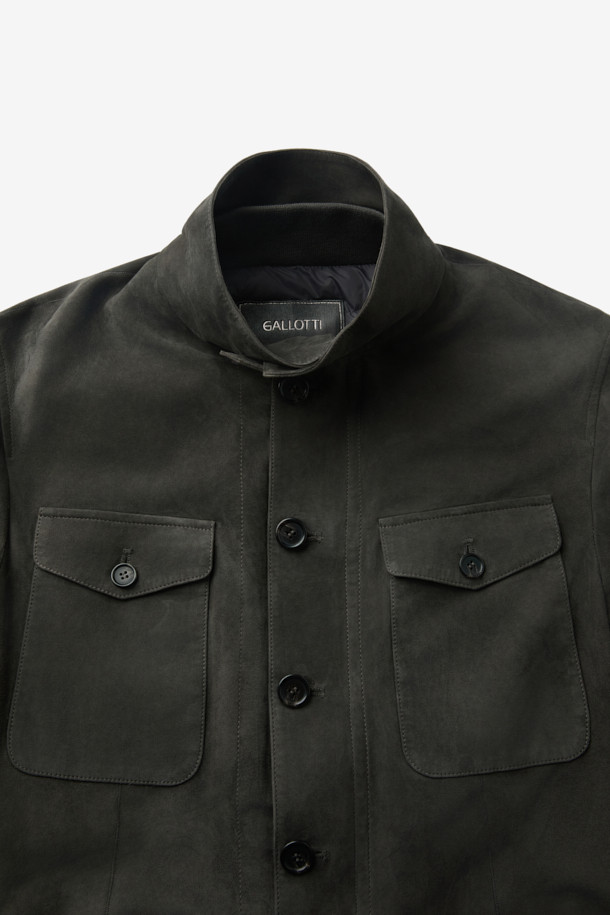 GALLOTTI(갈로티) 스웨이드 4포켓 패딩 사파리 아우터는 남성용 겨울 아우터로, 카키와 그린 두 가지 색상으로 출시되었습니다. 부드러운 스웨이드와 양가죽 소재로 제작되어 고급스러운 촉감을 선사하며, 레귤러핏으로 편안하게 착용 가능합니다. 4포켓 디테일과 패딩 안감으로 보온성을 높였으며, 버튼 여밈 방식의 사파리 코트 스타일입니다. 출근룩과 모임룩, 캐주얼, 클래식, 미니멀 스타일을 모두 소화할 수 있는 활용도 높은 아이템입니다.
