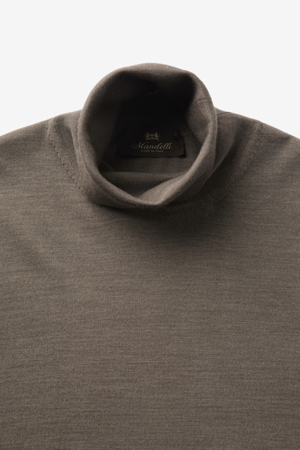 Mandelli(만델리) 위시 울 터틀넥 니트는 여성스러운 실루엣을 연출하는 브라운 컬러의 크롭 기장 터틀넥 니트입니다. 가을과 겨울에 어울리는 얇은 두께감과 부드러운 촉감의 울 소재로 제작되어 편안한 착용감을 선사합니다. 18 게이지 파인 조직으로 짜여져 고급스러운 디자인과 뛰어난 내구성을 자랑하며, 미니멀하고 베이직한 스타일로 다양한 룩에 활용하기 좋습니다. 출근룩, 오피스룩은 물론 클래식, 캐주얼 스타일까지 폭넓게 소화 가능한 아이템입니다.
