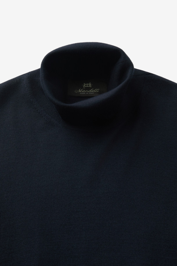 Mandelli(만델리) 위시 울 터틀넥 니트는 미니멀하고 클래식한 스타일을 추구하는 남녀 모두를 위한 상의입니다. 얇은 두께감과 부드러운 촉감의 18게이지 파인 조직 울 소재로 제작되어 가볍고 편안한 착용감을 선사합니다. 차분한 네이비 컬러와 레귤러핏 디자인은 출근룩, 비즈니스 캐주얼, 모임룩 등 다양한 TPO에 활용 가능합니다. 뛰어난 내구성을 자랑하며, 터틀넥 디자인으로 포근함과 고급스러운 분위기를 더합니다. 가을, 겨울 시즌에 활용하기 좋은 데일리 아이템입니다.
