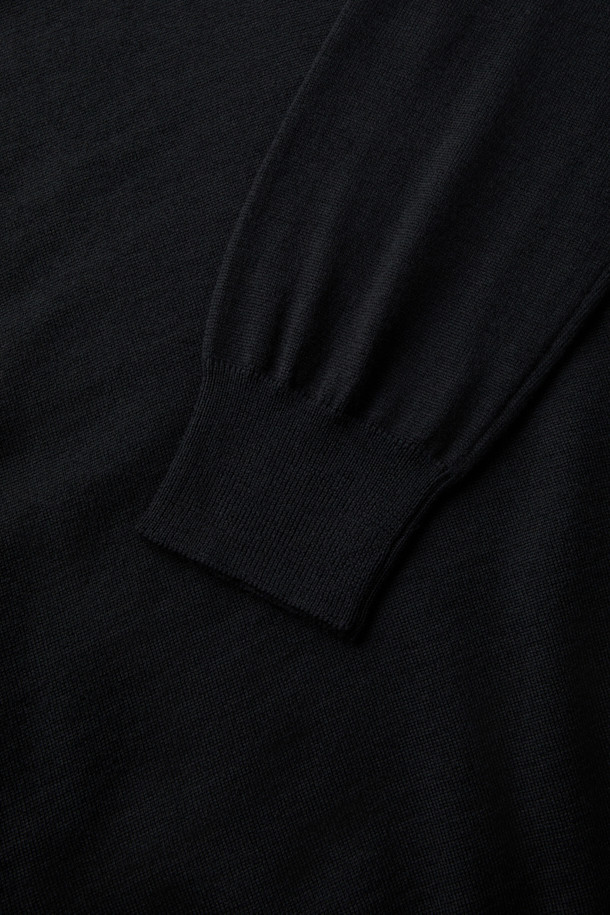 GRAN SASSO(그란 사쏘) 울 베이직 크루넥 니트는 부드러운 촉감의 울 소재로 제작된 남녀 공용 니트입니다. 가을과 겨울에 적합하며, 두꺼운 두께감으로 따뜻하게 착용할 수 있습니다. 레귤러 핏에 라운드넥 디자인으로, 베이직한 스타일을 연출하여 출근룩, 모임룩 등 다양한 TPO에 활용할 수 있습니다. 무지 패턴의 블랙 컬러로, 클래식, 미니멀, 캐주얼 등 어떤 스타일에도 매치하기 용이합니다. 다양한 아우터와 레이어드하여 폭넓은 스타일을 소화할 수 있는 활용도 높은 아이템입니다.
