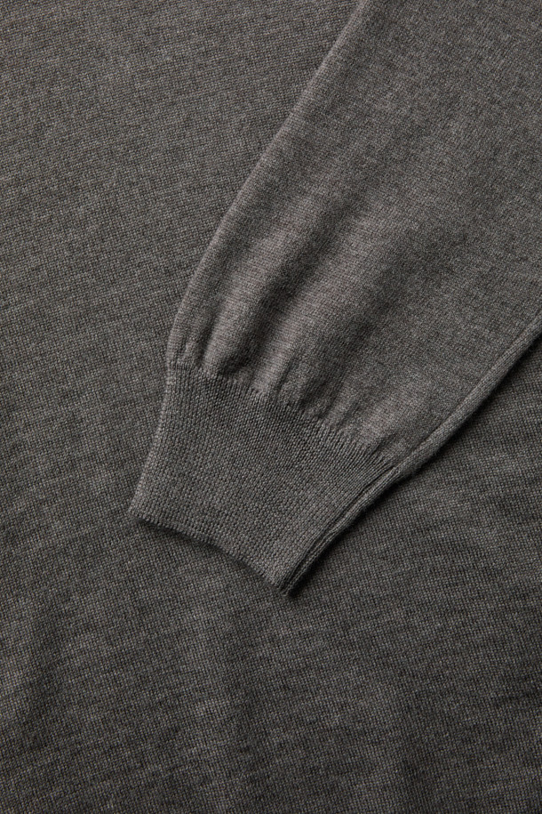 GRAN SASSO(그란 사소) 울 베이직 크루넥 니트는 남성용 상의로, 가을과 겨울에 따뜻하게 입을 수 있는 두꺼운 울 100% 소재의 긴소매 니트입니다. 베이직한 디자인의 레귤러핏 라운드넥 스타일로, 출근룩이나 비즈니스 캐주얼에 활용하기 좋습니다. 클래식, 미니멀, 캐주얼 등 다양한 스타일에 매치하기 용이하며 부드러운 촉감으로 편안하게 착용할 수 있습니다. 무지 패턴의 그레이 컬러로 어떤 옷에도 쉽게 코디할 수 있어 활용도가 높습니다.
