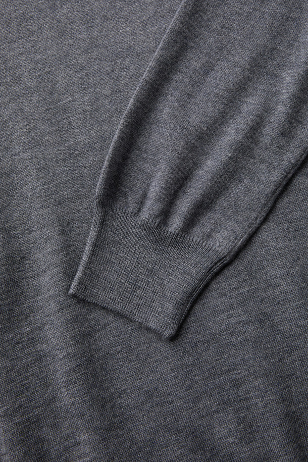 GRAN SASSO(그란 사쏘) 울 베이직 크루넥 니트는 남성용 상의입니다. 가을과 겨울에 착용하기 좋은 두꺼운 두께감의 울 소재로 제작되었으며, 부드러운 촉감을 선사합니다. 라운드넥, 긴소매, 레귤러핏의 베이직한 디자인으로, 출근룩과 비즈니스 캐주얼은 물론 클래식, 미니멀, 캐주얼 스타일 모두 소화 가능합니다. 다양한 아우터와 매치하여 폭넓은 스타일을 연출할 수 있는 활용도 높은 아이템입니다. 그레이 컬러의 무지 니트입니다.
