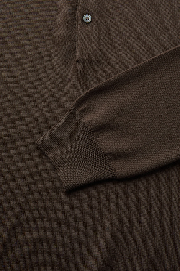 GRAN SASSO(그란 사쏘) 울 베이직 카라넥 니트는 남성용 니트/스웨터로, 가을과 겨울에 착용하기 좋은 두꺼운 두께감의 긴소매 제품입니다. 브라운 컬러의 레귤러핏 디자인이며, 베이직하고 클래식한 스타일을 연출합니다. 부드러운 촉감의 울 소재와 3버튼 디테일의 카라넥 디자인이 특징이며, 출근룩, 비즈니스 캐주얼, 모임룩 등 다양한 TPO에 활용할 수 있습니다. 미니멀하고 클래식한 무드를 선호하는 분들께 추천하는 아이템입니다.
