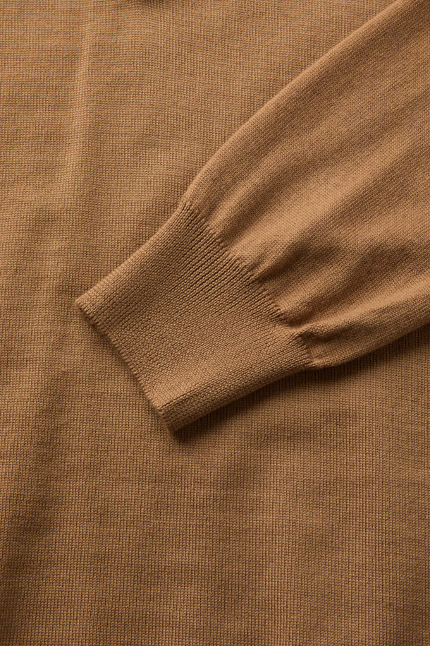 GRAN SASSO(그란 사쏘) 울 베이직 카라넥 니트는 남성용 니트/스웨터로, 가을과 겨울에 따뜻하게 착용할 수 있습니다. 부드러운 촉감의 울 소재로 제작되었으며, 레귤러핏과 긴소매, 두꺼운 두께감으로 포근함을 더했습니다. 베이직하고 클래식한 디자인에 카라넥과 3버튼 디테일이 더해져 출근룩, 비즈니스 캐주얼, 모임룩 등 다양한 TPO에 활용 가능합니다. 미니멀하고 캐주얼한 스타일을 연출하기에도 좋습니다. 베이지와 카멜 두 가지 색상으로 만나보세요.
