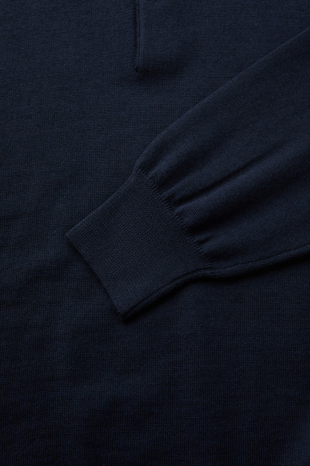 GRAN SASSO(그란 사소) 울 베이직 카라넥 니트는 남성용 상의로, 가을과 겨울에 따뜻하게 착용할 수 있는 두꺼운 울 소재의 니트 스웨터입니다. 클래식하고 미니멀한 스타일을 추구하는 남성에게 적합하며, 레귤러핏으로 제작되어 편안한 착용감을 선사합니다. 네이비 컬러의 무지 디자인에 긴소매, 카라넥, 3버튼 디테일이 돋보이며, 부드러운 촉감이 특징입니다. 출근룩, 비즈니스 캐주얼, 모임룩 등 다양한 TPO에 활용 가능하여 실용성을 더합니다.
