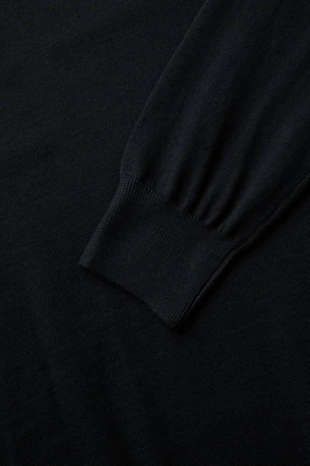 GRAN SASSO(그란 사쏘) 울 베이직 모크넥 니트는 가을, 겨울 시즌을 위한 공용 니트/스웨터입니다. 부드러운 촉감의 울 소재로 제작되어 포근한 착용감을 선사하며, 레귤러핏과 긴 소매 기장으로 편안한 착용감을 제공합니다. 미니멀하고 베이직한 디자인으로 출근룩은 물론 다양한 스타일 연출에 활용하기 좋습니다. 블랙 컬러의 무지 디자인과 모크넥 라인이 세련된 느낌을 더하며, 두꺼운 두께감으로 보온성을 높였습니다.
