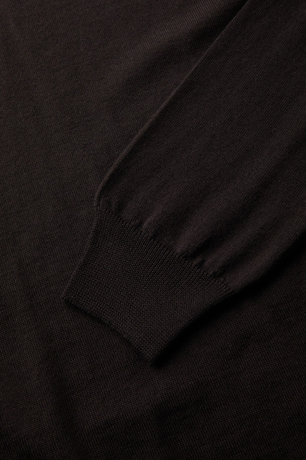 GRAN SASSO(그란 사소) 울 베이직 모크넥 니트는 가을, 겨울 시즌에 어울리는 남녀 공용 니트입니다. 부드러운 촉감의 울 소재로 제작되어 포근한 착용감을 선사하며, 레귤러 핏과 긴 소매 기장으로 편안함을 더합니다. 미니멀하고 베이직한 디자인은 출근룩, 모임룩 등 다양한 TPO에 활용 가능하며, 클래식, 미니멀, 캐주얼 스타일 모두 소화할 수 있습니다. 블랙 컬러의 무지 디자인에 모크넥 라인이 더해져 세련된 느낌을 줍니다. 두꺼운 두께감으로 따뜻하게 착용할 수 있는 데일리 니트입니다.
