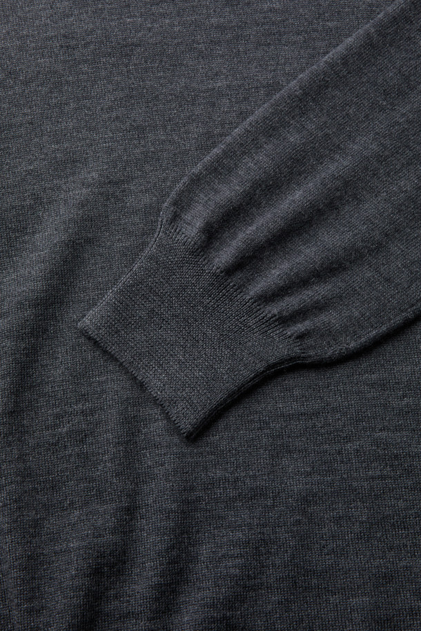 GRAN SASSO(그란 사소) 울 베이직 모크넥 니트는 남성용 상의입니다. 부드러운 촉감의 울 100% 소재로 제작되어 가을, 겨울철 따뜻하게 착용할 수 있습니다. 레귤러 핏에 긴소매 기장으로, 베이직하고 미니멀한 스타일을 연출합니다. 출근룩과 같은 TPO에 활용하기 좋으며, 클래식, 미니멀, 캐주얼 스타일을 모두 소화 가능합니다. 두꺼운 두께감의 무지 디자인 모크넥 니트입니다.
