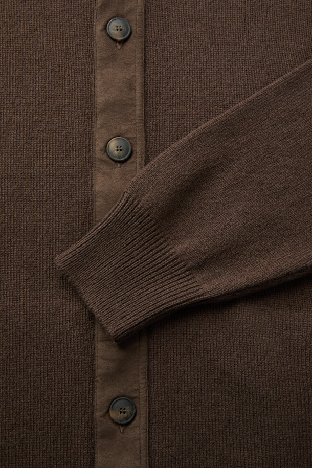 GRAN SASSO(그란 사쏘) 울 카미치아 카디건은 남성용 상의로, 가을과 겨울에 착용하기 좋은 두꺼운 두께감의 울 소재 카디건입니다. 브라운 컬러의 무지 디자인에 셔츠 칼라와 셋인 카라 디테일이 돋보이며, 레귤러 핏과 긴 소매 기장으로 클래식하면서도 미니멀한 스타일을 연출합니다. 부드러운 촉감의 울 소재는 편안한 착용감을 선사하며, 버튼 여밈 방식으로 간편하게 착용할 수 있습니다. 비즈니스 캐주얼 및 출근룩에 적합하며, 다양한 스타일링이 가능한 활용도 높은 아이템입니다.
