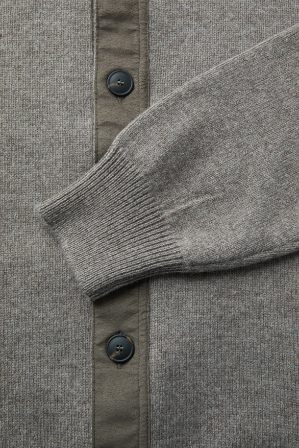 GRAN SASSO(그란 사소) 울 카미치아 카디건은 남성을 위한 가을/겨울 시즌 필수 아이템입니다. 부드러운 울 소재의 레귤러 핏 카디건으로, 클래식하고 미니멀한 스타일을 연출합니다. 셔츠 칼라와 셋인 카라, 버튼 여밈 방식, 긴 소매 기장, 두꺼운 두께감으로 보온성을 높였습니다. 무지 패턴의 그레이 컬러는 출근룩, 비즈니스 캐주얼, 모임룩 등 다양한 TPO에 활용 가능하며, 시크한 매력을 더합니다.
