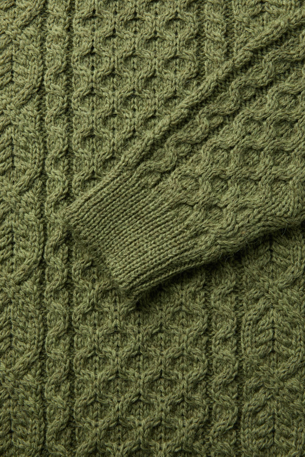 페러그린 허드슨 아란 니트는 영국 브랜드의 남성용 니트 스웨터입니다. 울 소재로 제작되어 가을, 겨울철 따뜻하게 착용할 수 있으며, 두꺼운 두께감으로 보온성을 높였습니다. 클래식한 무드의 라운드넥 디자인에 아란 니트 패턴이 돋보이며, 레귤러핏으로 제작되어 편안한 착용감을 제공합니다. 출근룩이나 모임룩, 클래식 또는 미니멀 스타일 연출에 적합한 아이템입니다.
