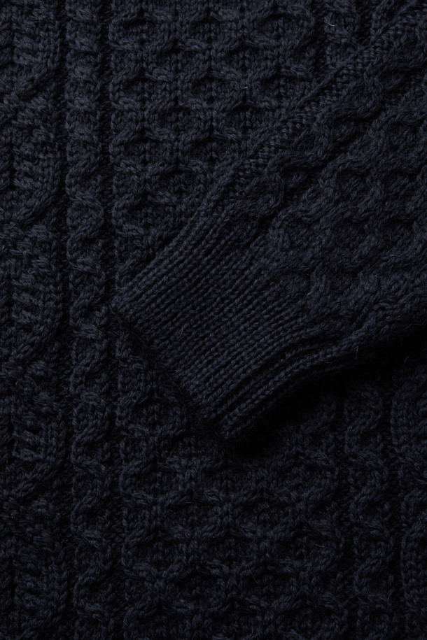 페레그린(PEREGRINE) 허드슨 아란 니트는 영국 브랜드의 남성용 니트 스웨터입니다. 클래식한 스타일의 라운드 넥 디자인으로, 가을과 겨울에 따뜻하게 입을 수 있습니다. 두꺼운 울 소재로 제작되어 부드러운 촉감을 자랑하며, 아란 니트 패턴이 돋보입니다. 레귤러핏으로 제작되어 출근룩, 모임룩, 데이트룩 등 다양하게 활용 가능하며, 미니멀, 캐주얼 스타일에도 잘 어울립니다. 긴 소매 기장의 블랙 컬러 니트입니다.
