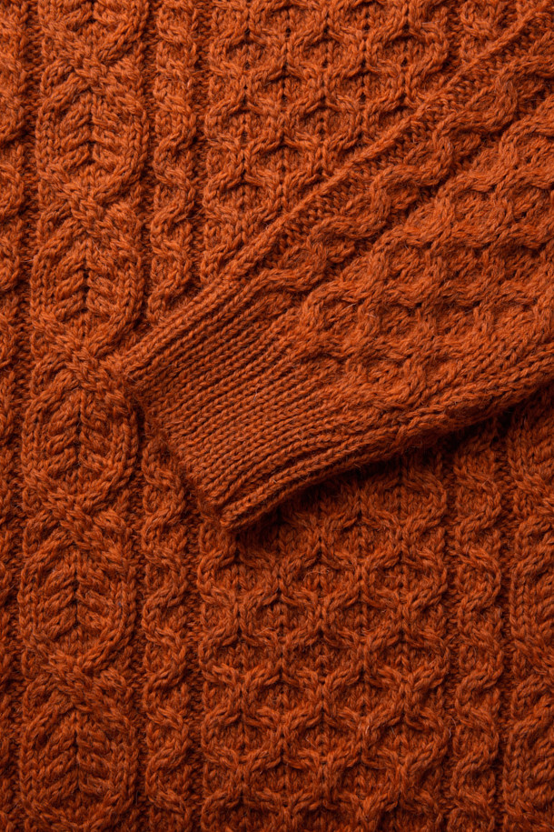 **페레그린 허드슨 아란 니트**는 클래식한 매력을 선사하는 공용 니트 스웨터입니다. 오렌지 및 브라운 컬러로 출시되었으며, 가을과 겨울에 따뜻하게 착용할 수 있습니다. 100% 울 소재로 제작되어 부드러운 촉감과 뛰어난 보온성을 자랑합니다. 아란 니트 패턴과 도톰한 조직감, 입체적인 짜임이 특징이며, 레귤러 핏과 라운드넥 디자인으로 출근룩, 모임룩, 미니멀, 캐주얼 스타일 모두 소화 가능합니다.
