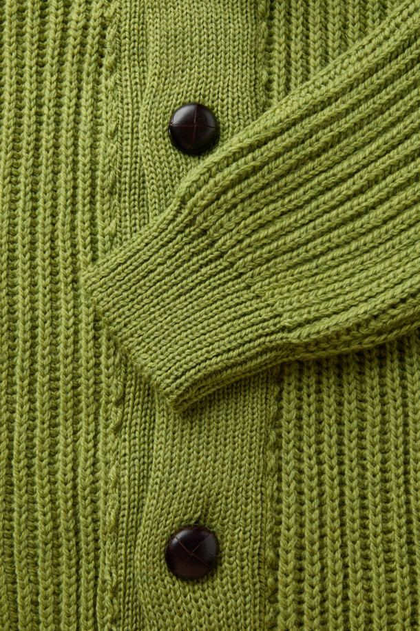 PEREGRINE(페레그린) 윌킨슨 카디건은 울 소재의 남성용 카디건입니다. 가을, 겨울 시즌에 어울리는 두꺼운 두께감과 레귤러 핏으로 제작되었으며, 숄카라 디자인과 클래식한 단추 디테일이 특징입니다. 그린 컬러의 골지 패턴으로 클래식한 무드를 연출하며, 겉옷 안 이너 또는 단독으로도 활용 가능합니다. 출근룩, 모임룩, 비즈니스 캐주얼 등 다양한 TPO에 매치하여 클래식, 미니멀, 캐주얼 스타일을 완성할 수 있습니다. 긴 소매 기장으로 따뜻함을 더했습니다.
