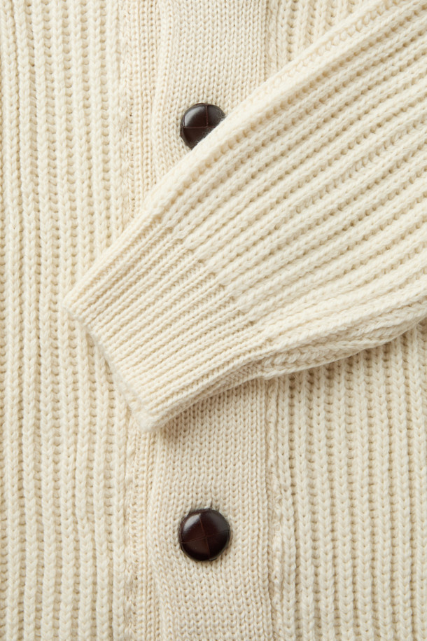 페레그린 윌킨슨 카디건은 가을과 겨울, 일상에서 클래식한 스타일을 연출하는 남성용 니트 카디건입니다. 부드러운 울 소재로 제작되어 뛰어난 착용감을 선사하며, 레귤러 핏과 숄 카라 디자인이 특징입니다. 아이보리와 화이트 두 가지 색상으로 출시되었으며, 무지 패턴에 단추 디테일이 더해져 포인트를 더합니다. 출근룩, 비즈니스 캐주얼, 모임룩 등 다양한 TPO에 활용 가능하며 아우터 또는 이너로도 활용도가 높습니다.
