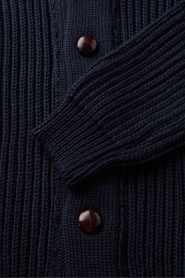 페레그린 윌킨슨 카디건은 영국 브랜드의 클래식한 감성을 담은 울 소재 카디건입니다. 네이비 컬러의 레귤러핏으로, 가을과 겨울에 따뜻하게 착용하기 좋습니다. 숄카라 디자인과 골지 패턴이 특징이며, 단추 디테일로 포인트를 더했습니다. 이너 또는 아우터로 활용 가능하여 출근룩, 모임룩 등 다양한 TPO에 맞춰 클래식, 미니멀, 캐주얼 스타일을 연출할 수 있습니다. 긴 소매 기장의 레귤러 기장으로, 실용성과 스타일을 모두 갖춘 아이템입니다.
