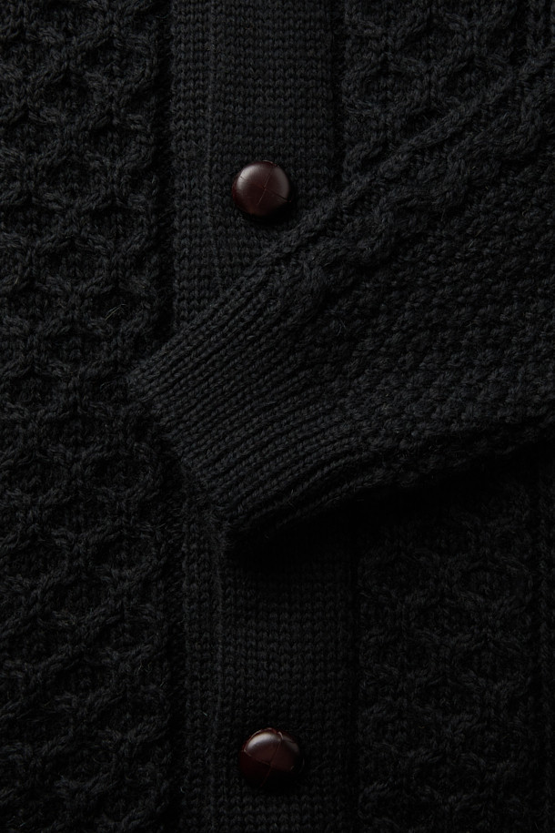 페레그린(PEREGRINE) 허드슨 카디건은 가을, 겨울 시즌 남성들을 위한 클래식하고 베이직한 스타일의 울 소재 카디건입니다. 두꺼운 두께감과 레귤러 핏으로 제작되어 따뜻하고 편안한 착용감을 선사합니다. 셋인 카라와 긴 소매, 케이블 패턴이 돋보이며, 버튼 여밈 방식으로 클래식한 매력을 더했습니다. 영국 브랜드 특유의 뛰어난 내구성을 자랑하며, 출근룩, 모임룩, 데이트룩 등 다양한 TPO에 활용 가능합니다. 미니멀, 캐주얼 스타일을 즐기는 분들께도 추천합니다.
