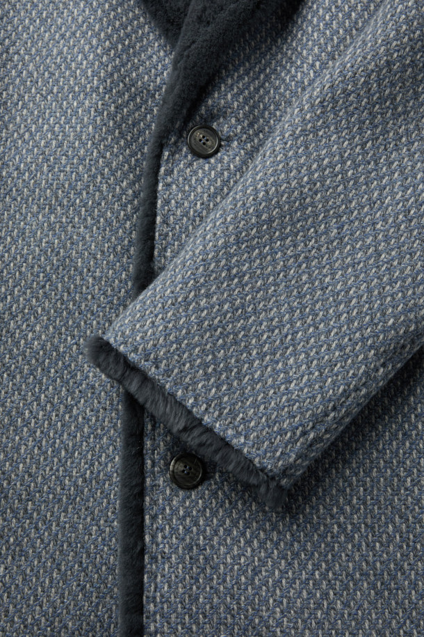 피아첸자 캐시미어 100% 풀퍼 코트는 우아함과 고급스러움을 동시에 선사하는 겨울철 필수 아이템입니다. 부드러운 촉감의 캐시미어 소재와 밍크 퍼 안감으로 제작되어 뛰어난 보온성을 자랑하며, 특별한 날을 위한 모임룩, 오피스룩, 연말 모임룩에 완벽하게 어울립니다. 클래식하고 미니멀한 디자인에 레귤러핏으로 제작되어 어떤 스타일에도 자연스럽게 매치할 수 있으며, 싱글 버튼 여밈 방식으로 세련된 실루엣을 연출합니다. 안감 전체에 퍼가 적용되어 한겨울에도 따뜻하고 포근하게 착용 가능하며, 투톤 컬러감이 은은한 포인트를 더합니다.
