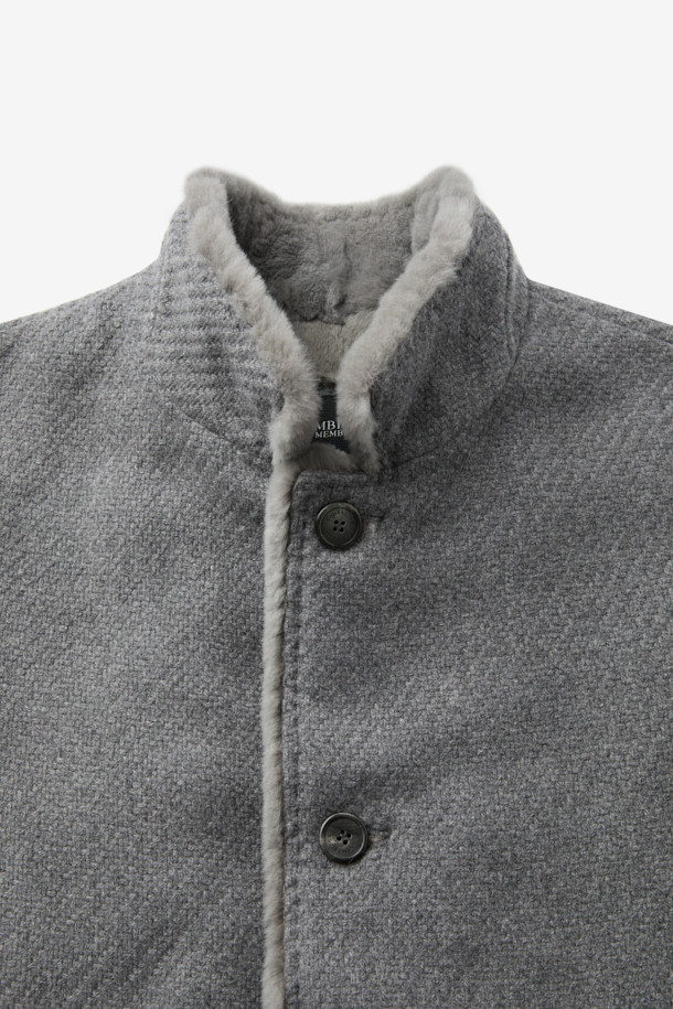 피아젠자 캐100 풀퍼 하프 코트는 겨울철, 클래식하고 고급스러운 스타일을 연출하고 싶은 당신을 위한 아우터입니다. 멜란지, 그레이 두 가지 색상으로 출시되어, 오피스룩, 모임룩, 연말 모임룩 등 다양한 TPO에 활용할 수 있습니다. 겉감은 캐시미어 100%로 제작되어 부드러운 촉감을 선사하며, 안감은 퍼 소재로 보온성을 높였습니다. 하프 기장의 넉넉한 핏과 버튼 여밈 방식으로 편안하면서도 시크한 분위기를 줍니다. 투톤 조직으로 은은한 멋을 더한, 당신의 겨울 스타일을 완성할 하프 코트입니다.
