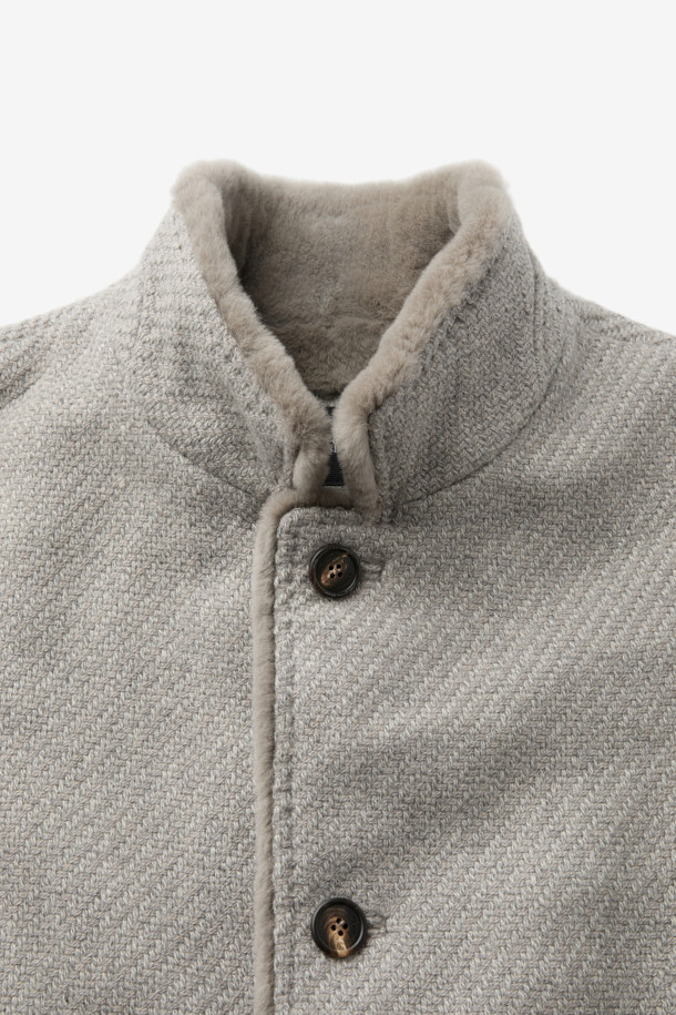 피아젠자 캐시미어 100 풀퍼 하프 코트는 가을과 겨울, 당신의 품격을 높여줄 하프 코트입니다. 클래식하고 엘레강스한 스타일을 추구하는 분들을 위한 아이템으로, 오피스룩, 모임룩, 연말 모임룩 등 다양한 TPO에 활용하기 좋습니다. 부드러운 촉감의 캐시미어와 밍크 퍼 안감으로 제작되어 고급스러움을 더했으며, 레귤러핏과 무지 패턴, 투톤 조직으로 세련된 디자인을 완성했습니다. 멜란지, 그레이 두 가지 컬러로 출시되어, 취향에 맞게 선택할 수 있습니다.
