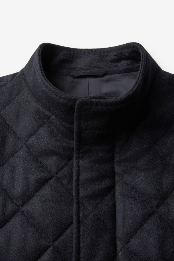 피아젠자 캐100 에든버러 코트는 겨울 시즌을 위한 클래식하고 시크한 스타일의 퀼팅 코트입니다. 부드러운 캐시미어와 울 소재의 혼방으로 제작되어 뛰어난 보온성과 고급스러운 촉감을 선사합니다. 블랙 컬러의 레귤러 핏 디자인에 탈착 가능한 천연 렉스 퍼 카라가 더해져 일상, 출근룩, 모임룩, 연말 모임룩 등 다양한 TPO에 활용 가능합니다. 버튼 여밈 방식과 긴 소매 기장으로 클래식한 디자인을 완성했으며, 무지 퀼팅 패턴이 세련된 느낌을 더합니다. 
