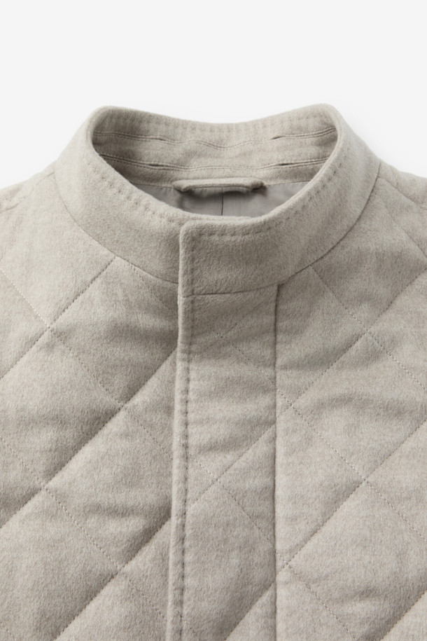 피아젠자 캐100 에든버러 코트는 여성들을 위한 겨울, 가을용 코트입니다. 베이지, 아이보리 두 가지 색상으로 출시되었으며, 클래식하고 미니멀한 스타일을 연출할 수 있습니다. 퀼팅 처리된 디자인에 미디엄 기장, 레귤러 핏으로 제작되었으며, 싱글 버튼 여밈 방식으로 간편하게 착용 가능합니다. 부드러운 촉감의 캐시미어, 모 소재를 사용하여 보온성을 높였으며, 탈착 가능한 천연 렉스 퍼 카라가 특징입니다. 출근룩, 모임룩으로 활용하기 좋으며, 고급스러운 분위기를 더해줍니다.
