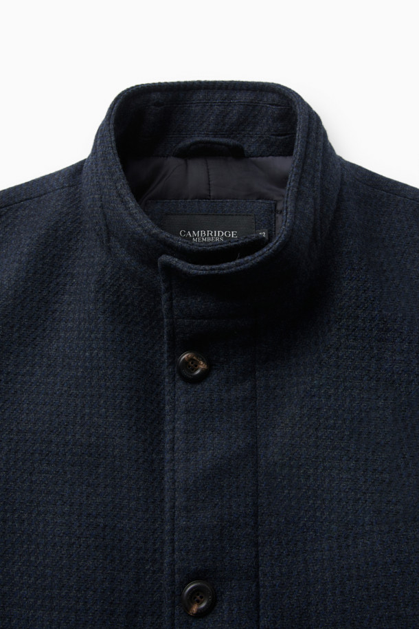 피아젠자 캐100 에든버러 드라이빙 코트는 고급스러운 소재와 디자인으로 완성된 아우터입니다. 네이비 컬러의 무지 디자인으로, 클래식하고 엘레강스한 스타일을 연출합니다. 캐시미어와 밍크 소재의 조화로 부드러운 촉감과 두꺼운 두께감을 자랑하며, 가을과 겨울 시즌에 따뜻하게 착용할 수 있습니다. 하프 기장의 레귤러핏 드라이빙 코트로, 싱글 버튼 여밈 방식과 퍼 카라, 패딩 안감이 특징입니다. 오피스룩, 비즈니스 캐주얼, 모임룩 등 다양한 TPO에 활용 가능하며, 미니멀하고 시크한 스타일을 완성합니다.
