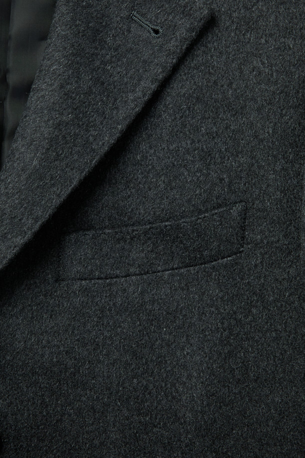 피아젠자 캐100 솔리드 체스터 코트는 이태리 PIACENZA사의 캐시미어 100% 소재로 제작되어 부드러운 촉감과 고급스러운 광택을 자랑합니다. 블랙, 차콜 두 가지 색상으로 출시되었으며, 잦은 회의나 중요한 약속 등 오피스룩, 비즈니스 캐주얼, 모임룩에 모두 잘 어울리는 클래식하고 세련된 스타일을 연출합니다. 레귤러핏 싱글버튼 디자인에 두꺼운 두께감으로 가을, 겨울 시즌 뛰어난 보온성을 제공하며, THIN DOWN 및 THINSULATE 충전재로 더욱 따뜻하게 착용할 수 있습니다. 긴 소매 기장의 레귤러 체스터 코트로, 미니멀하면서도 시크한 분위기를 선호하는 분들께 추천합니다.
