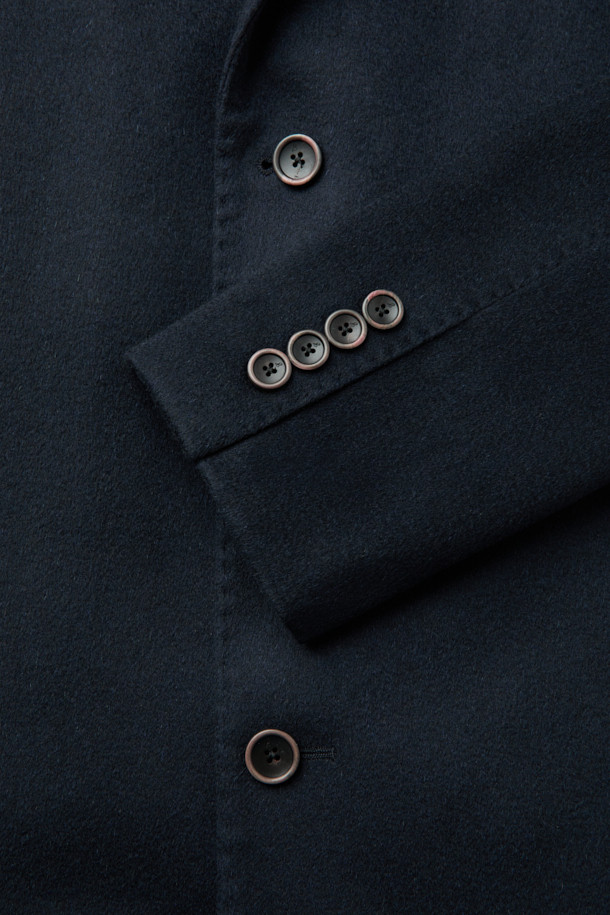 피아젠자 캐100 솔리드 체스터 코트는 네이비 컬러의 클래식한 무드를 선사하는 아우터입니다. 캐시미어 소재로 제작되어 부드러운 촉감을 자랑하며, 가을과 겨울에 따뜻하게 착용할 수 있습니다. 싱글 버튼 여밈 방식과 긴 소매 기장으로 세련된 디자인을 완성했으며, 안감은 패딩 처리되어 보온성을 높였습니다. 출근룩, 오피스룩, 모임룩 등 다양한 TPO에 활용 가능하며, 클래식, 미니멀, 시크 스타일을 즐기는 분들께 추천합니다.
