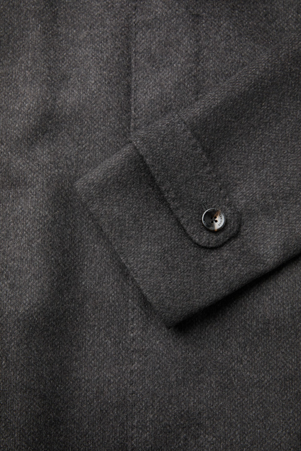 이태리 피아첸차 社의 캐시미어 100% 솔리드 셋인 코트입니다. 고급스러운 광택감과 부드러운 촉감이 특징이며, 클래식한 버드아이 패턴으로 세련된 분위기를 자아냅니다. 겨울철 보온성을 높여주는 씬 다운과 씬슐레이트 충전재를 사용하여, 추운 날씨에도 따뜻하게 착용할 수 있습니다. 출근룩, 오피스룩, 모임룩 등 다양한 상황에 활용할 수 있으며, 미니멀하고 시크한 스타일을 연출하기 좋습니다.