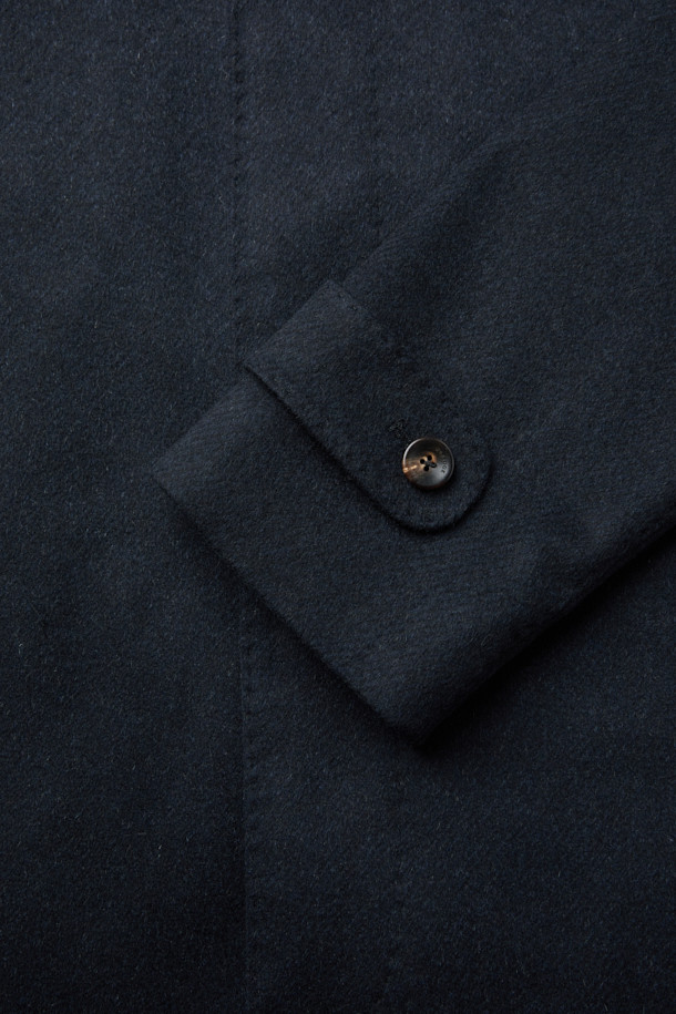 이태리 피아젠자(피아젠자) 社의 캐시미어 100% 소재로 제작된 피아젠자 캐100 솔리드 셋인 코트입니다. 그레이시 브라운 컬러의 클래식한 버드아이 패턴으로, 출근룩, 오피스룩, 모임룩 등 다양한 상황에 활용하기 좋습니다. 고급스러운 광택감과 부드러운 촉감이 특징이며, 씬 다운 및 씬슐레이트 충전재를 사용하여 우수한 보온성을 제공합니다. 미니멀하고 시크한 스타일을 연출하기에 적합한 셋인 코트입니다. 겨울철 당신의 스타일을 완성해 줄 아이템입니다.