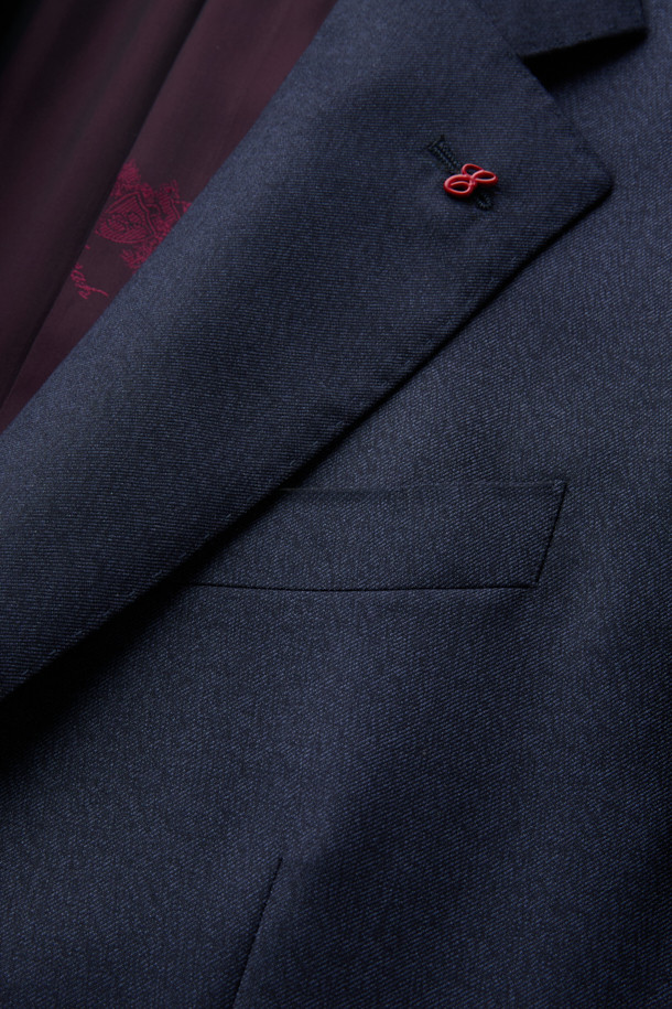 델피노 캐시실크 멜란지 솔리드 수트 재킷 (Navy)은 남성 고객을 위한 포멀 및 일상 착용에 적합한 수트 재킷입니다. 봄, 가을 시즌에 어울리는 중간 두께감으로, 클래식하고 미니멀한 스타일을 연출합니다. 이태리 델피노 원단을 사용하여 고급스러운 광택감과 부드러운 촉감을 선사하며, 레귤러핏 싱글버튼 디자인으로 제작되었습니다. 네이비 컬러의 멜란지 솔리드 패턴은 오피스룩, 비즈니스 캐주얼, 모임룩 등 다양한 TPO에 활용 가능합니다. 캐시미어와 실크 혼방 소재로 제작되어 편안함과 고급스러움을 동시에 느낄 수 있습니다.
