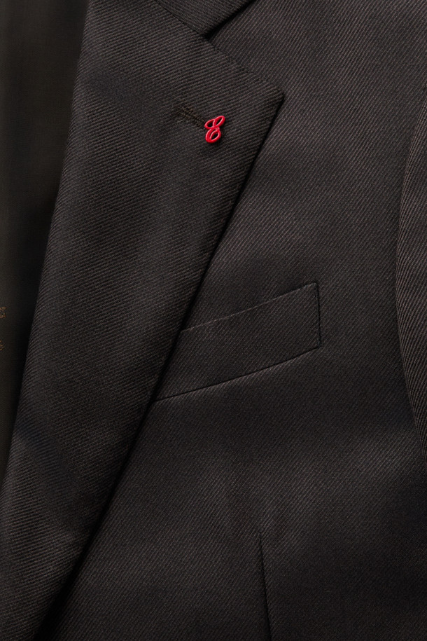 콜롬보 캐시실크 트윌 솔리드 수트 재킷 (Brown)은 남성을 위한 클래식하고 엘레강스한 스타일의 수트 자켓입니다. 브라운 컬러의 솔리드 패턴으로, 오피스룩, 비즈니스 캐주얼, 모임룩 등 다양한 TPO에 활용하기 좋습니다. 캐시미어와 실크 소재를 사용하여 부드러운 촉감과 은은한 광택을 자랑하며, 뛰어난 드레이프성을 느낄 수 있습니다. 레귤러핏, 싱글 버튼, 긴 소매, 레귤러 기장으로 디자인되었으며, 비접착 에든버러 수트로 제작되어 고급스러운 착용감을 선사합니다. 사계절 모두 활용 가능한 중간 두께의 수트 자켓입니다.
