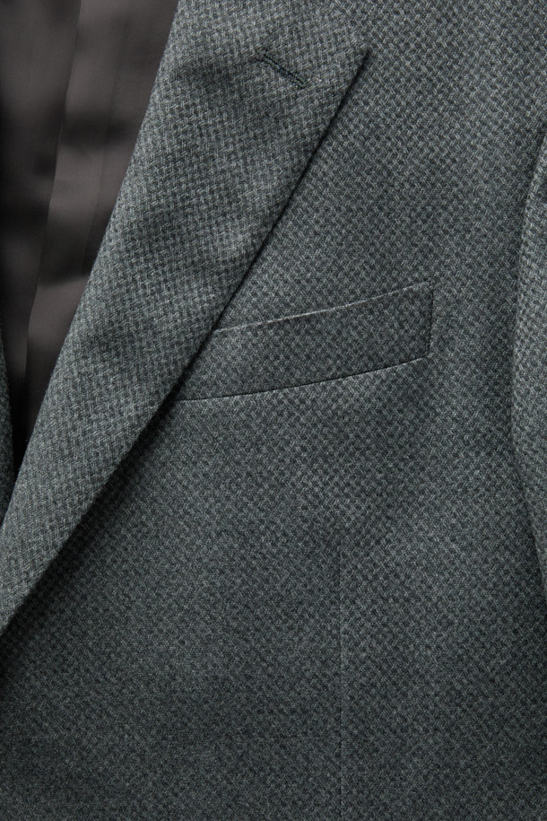 체루티(Cerruti) 울캐시 자카드 솔리드 수트 재킷 (Gray)은 겨울 시즌 남성용 아우터입니다. 포멀 및 비즈니스 용도로 적합하며, 클래식하고 미니멀한 스타일을 연출합니다. 울과 캐시미어 혼방 소재로 제작되어 부드러운 촉감과 두꺼운 두께감을 자랑합니다. 마이크로 조직감과 밀드 가공으로 고급스러운 분위기를 더하며, 싱글 버튼 레귤러핏 디자인으로 세련된 실루엣을 완성합니다. 오피스룩, 비즈니스 캐주얼, 출근룩 등 다양한 TPO에 활용 가능합니다.
