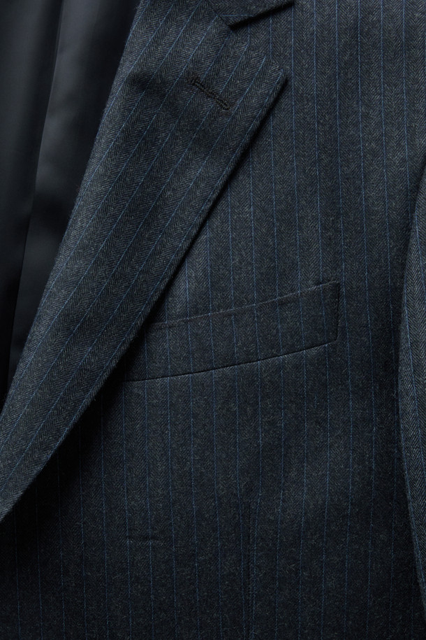 존 포스터 울 헤링본 스트라이프 수트 재킷 (블루)은 남성 고객을 위한 포멀 및 비즈니스 용도의 수트 자켓입니다. 봄, 가을, 겨울 계절에 착용하기 적합하며, 클래식한 스타일을 연출합니다. 울 100% 소재의 중간 두께감으로 제작되었으며, 헤링본과 스트라이프 패턴이 조화롭게 디자인되었습니다. 레귤러핏 싱글 버튼 방식으로, 오피스룩, 비즈니스 캐주얼, 출근룩 등 다양한 TPO에 활용할 수 있습니다.
